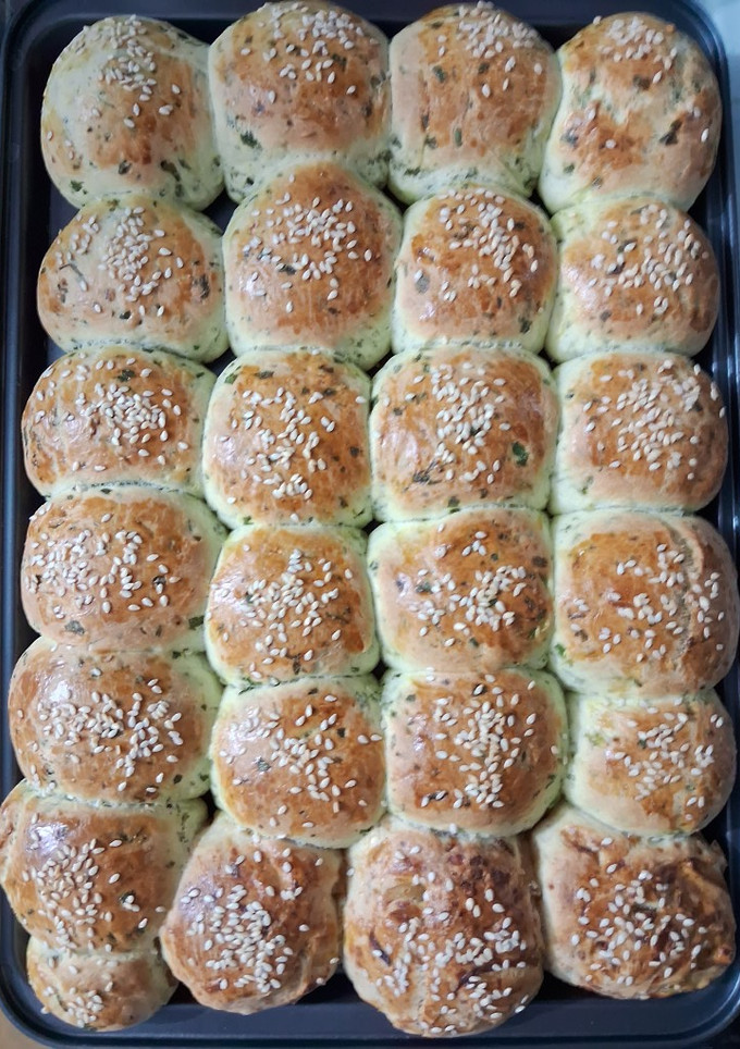 Una foto de Pancitos de ajo y perejil 😋