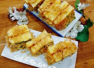 Hình của món Bánh mì bơ mềm kẹp chà bông với sốt dầu trứng.