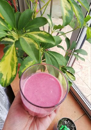 Una foto de Batido de frambuesa y plátano 🍌🥛