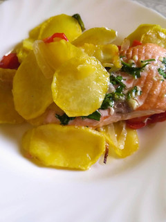 Una foto de Salmón al horno con patatas panaderas
