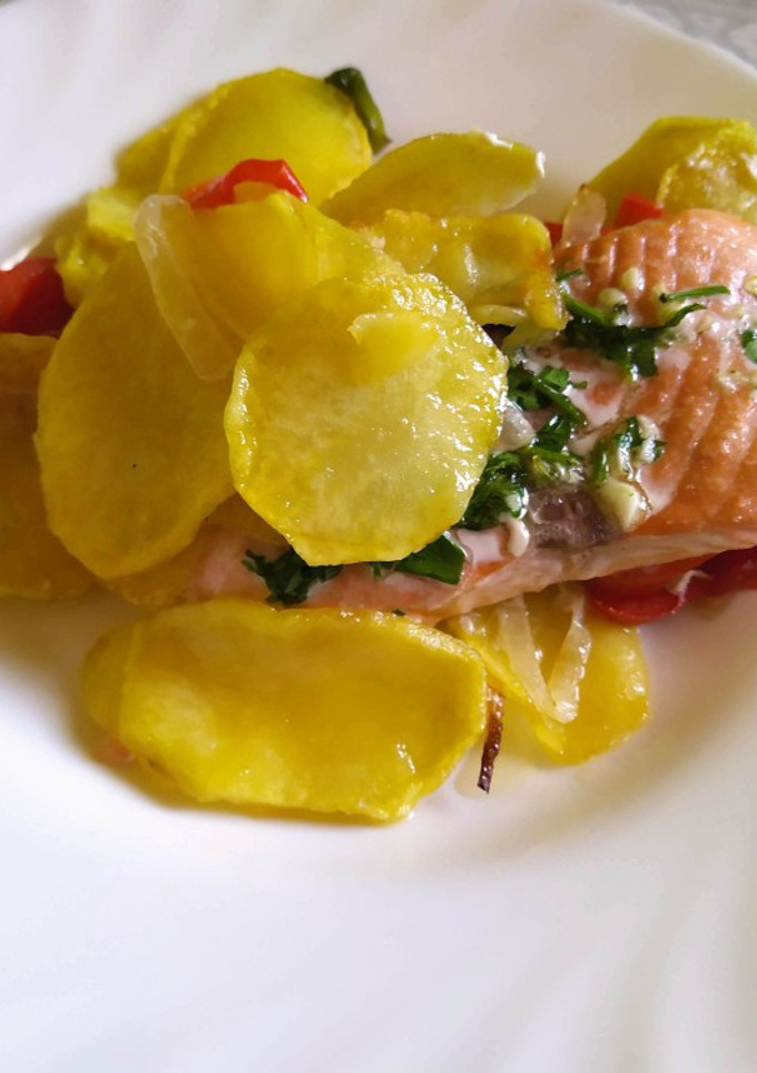 Una foto de Salmón al horno con patatas panaderas