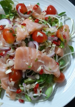 รูปของ "ยำแซลมอนต้นอ่อนทานตะวัน" Spicy Salmon&Sunflower Sprout Salad 🥗