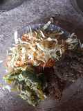 Patys caseros con ensalada tres verduras y zapallitos con huevo
