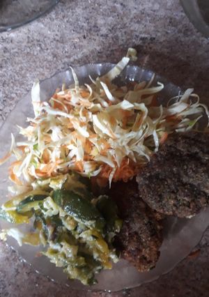 Una foto de Patys caseros con ensalada tres verduras y zapallitos con huevo