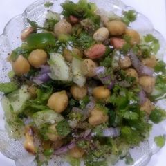 A picture of Healthy chickpeas salad.