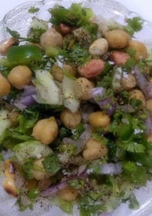 A picture of Healthy chickpeas salad.