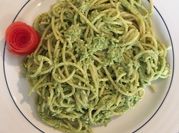 Una foto de salsa pesto con pollo