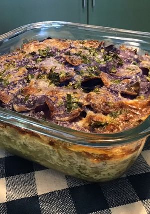Une photo de Gratin de pommes de terre vitelotte et chou blanc au parmesan,oignon de roscoff et curry