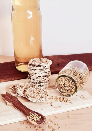 Una foto de Semillas de fenogreco (alholva): infusión y galletas tipo crackers🥠 2 recetas en una