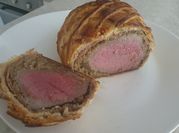 Una foto di pasta con la panna e prosciutto