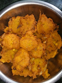 A picture of Chana dal onion fritters.