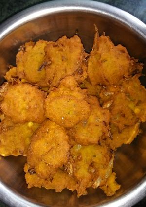A picture of Chana dal onion fritters.