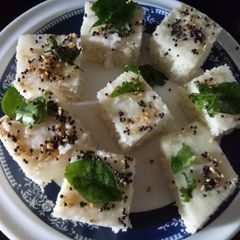 A picture of White dhokla.