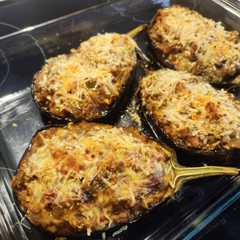 Una foto de Berenjenas rellenas de carne y champiñones