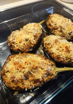 Una foto de Berenjenas rellenas de carne y champiñones