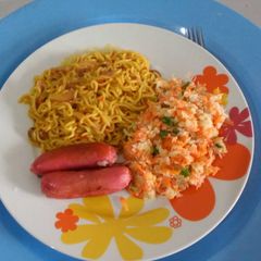 A picture of Indomine,sauage and eggs.