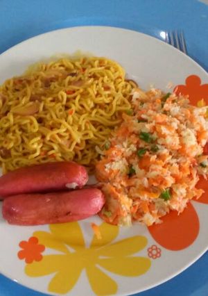 A picture of Indomine,sauage and eggs.