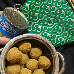 A picture of Besan ladoo.