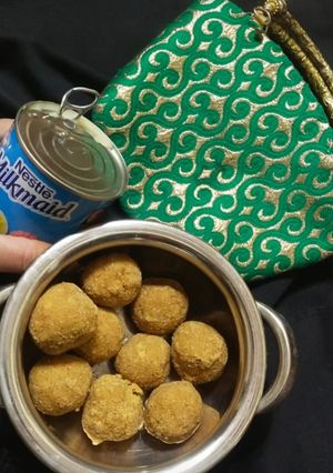 A picture of Besan ladoo.