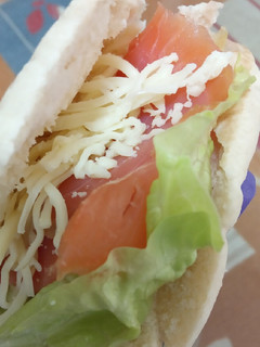 Una foto de Pita rellena de salmón con ensalada y mozzarella