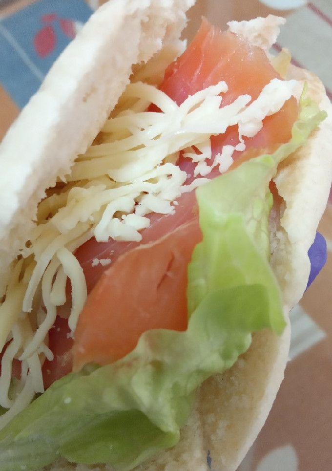 Una foto de Pita rellena de salmón con ensalada y mozzarella