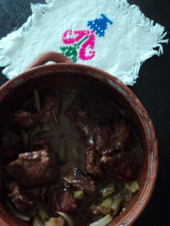Una foto de Punta de costillas de cerdo en chile pasilla, mantequilla de cacahuate y nopales asados las Correa