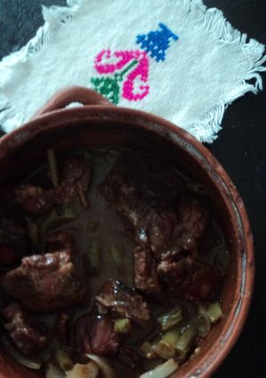 Una foto de Punta de costillas de cerdo en chile pasilla, mantequilla de cacahuate y nopales asados las Correa