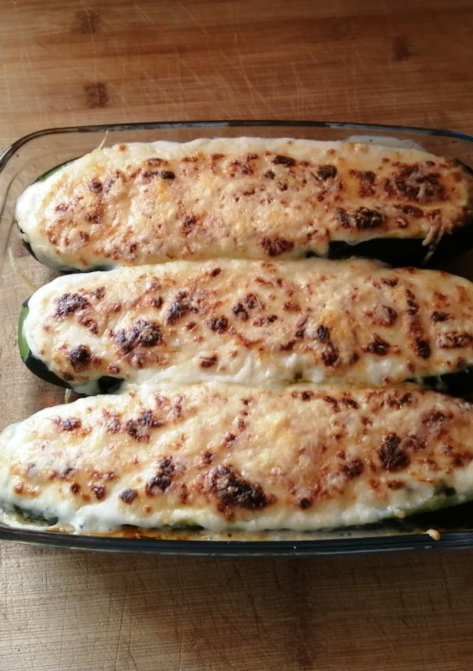 Una foto de Calabacín rellenos de gambas y bacalao