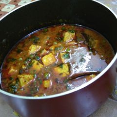 A picture of Matar paneer.