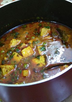 A picture of Matar paneer.