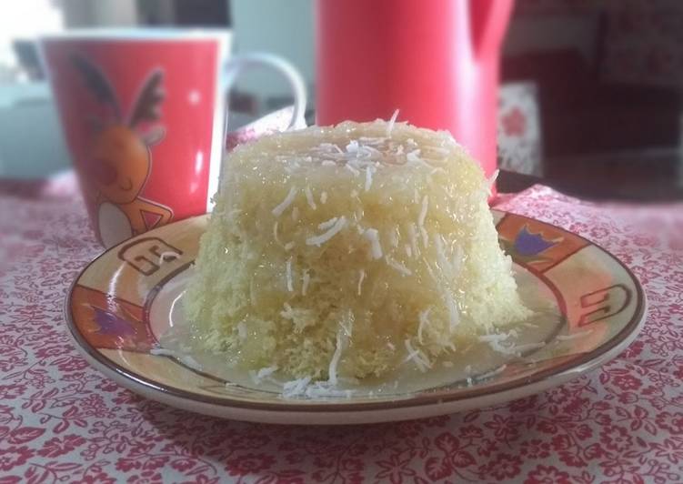 Bolo de Caneca De Coco (com calda de leite de coco)