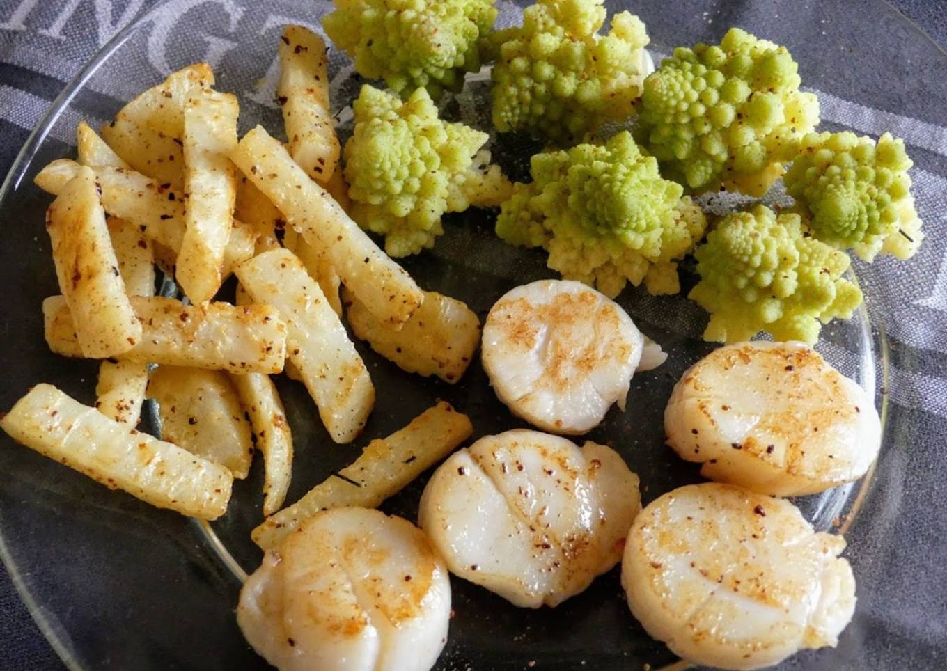 Coquilles St Jacques snackées, chou romanesco et céleri au parmesan