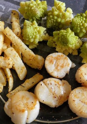 Une photo de Coquilles St Jacques snackées, chou romanesco et céleri au parmesan