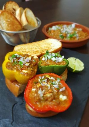 A picture of Pav bhaji stuffed capsicum.