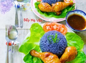 Hình của món Cơm hoa đậu biếc đùi gà rôti nước dừa.