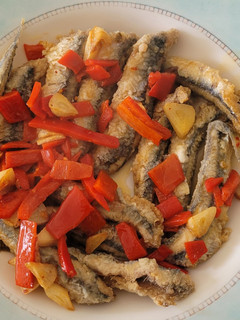 Una foto de Boquerones con pimientos del piquillo como los prepara mi hijo Oriol