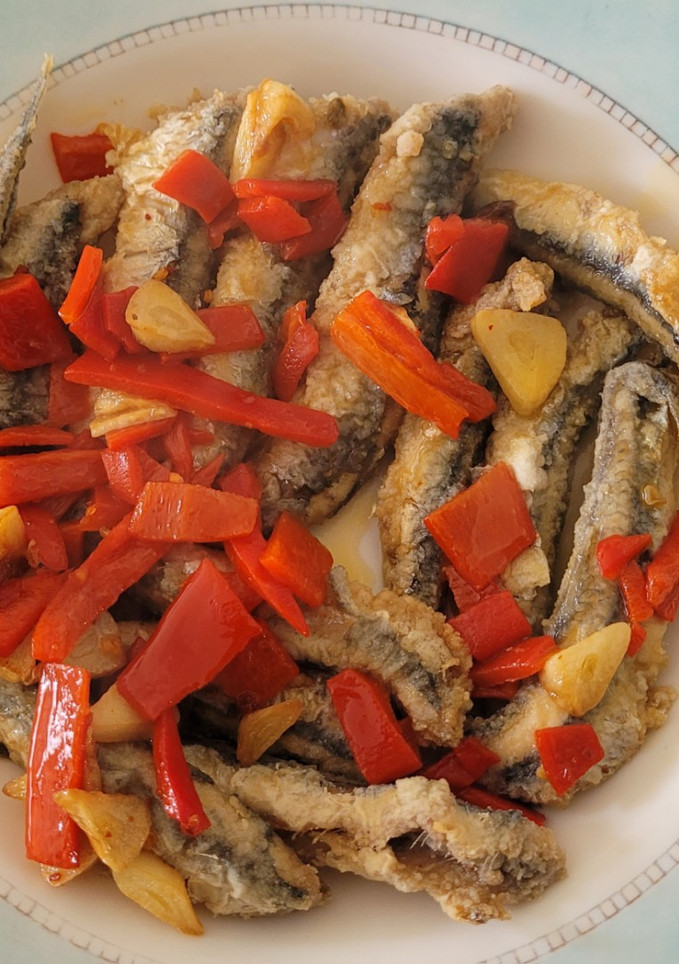 Una foto de Boquerones con pimientos del piquillo como los prepara mi hijo Oriol
