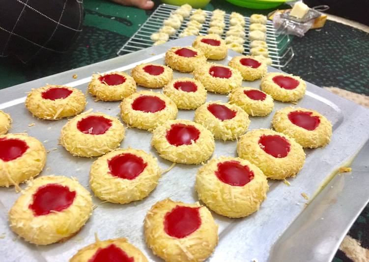 Langkah Mudah untuk Menyiapkan Strauberry Thumbprint Cookies, Lezat Sekali