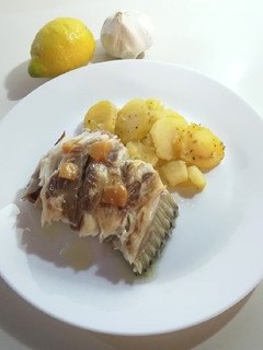 Una foto de Corvina al horno con salsa de ajos y limón