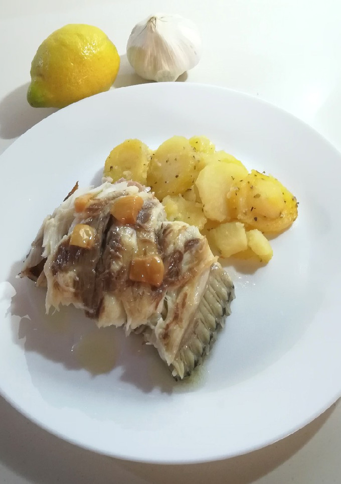 Una foto de Corvina al horno con salsa de ajos y limón