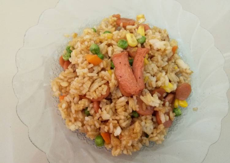 Resep Nasi goreng sosis mix veggies simpel Bikin Manjain Lidah