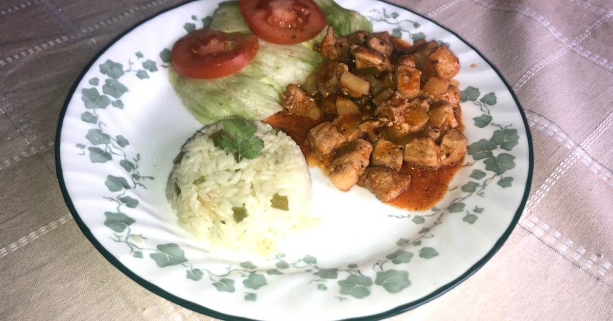 Chuleta de cerdo guisada, arroz blanco, ensalada de lechuga y tomate Receta  de Hector Otero- Cookpad