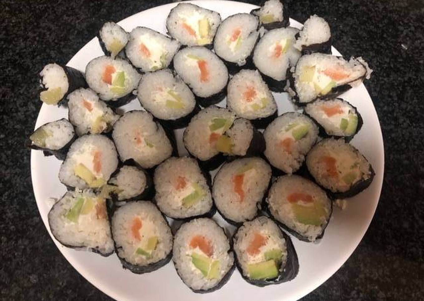 Sushi salmón, aguacate y Philadelphia