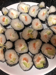 Una foto de Sushi salmón, aguacate y Philadelphia