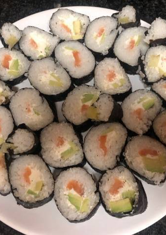 Una foto de Sushi salmón, aguacate y Philadelphia