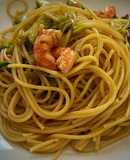 Espaguetis con puerro y langostinos