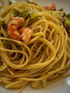 Una foto de Espaguetis con puerro y langostinos