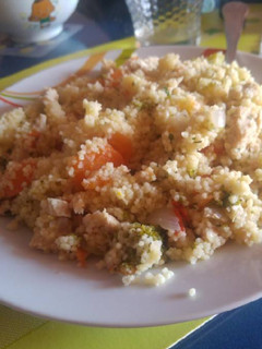 Una foto de Cous Cous con verduras y pollo