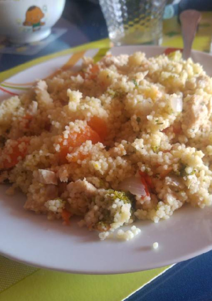 Una foto de Cous Cous con verduras y pollo