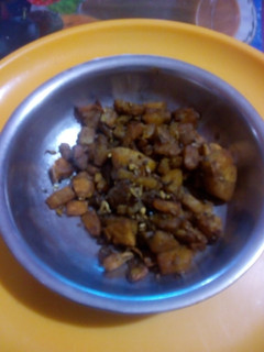 குழந்தை லஞ்ச் பாக்ஸ் வாழைக்காய் பிரட்டல் (Vaazhaikai pirattal recipe in tamil) செய்முறை முக்கிய புகைப்படம்
